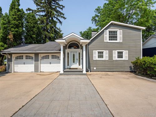 4967 Coshocton Dr, Waterford, MI, 48327-3325 | Card Image
