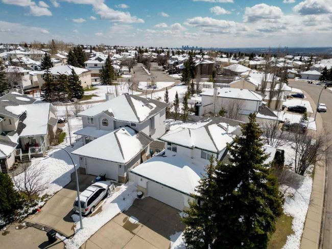 28 Arbour Glen Green Nw, Home with 3 bedrooms, 2 bathrooms and 4 parking in Calgary AB | Image 3