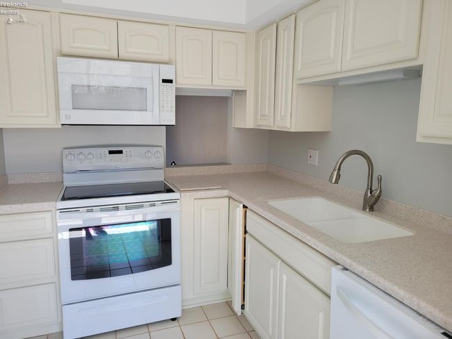 APT-4 - 1110 By The Shores Dr, Condo with 2 bedrooms, 2 bathrooms and 1 parking in Huron OH | Image 8