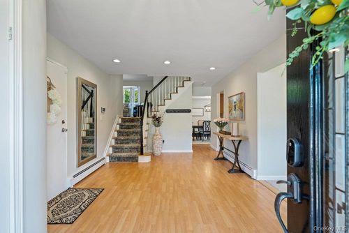 18 Lloyd Ln, Nesconset, NY, 11767-2209 | Card Image