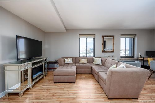 apt-4s-100 W Broadway, Long Beach, NY, 11561-4013 | Card Image
