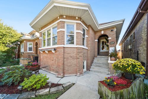 5243 W Oakdale Ave, Chicago, IL, 60641-4904 | Card Image