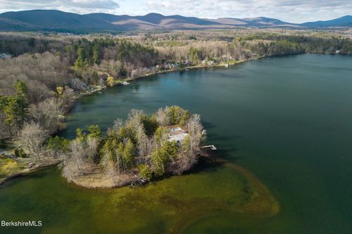 122 Blythewood Dr, Pittsfield, MA, 01201-1228 | Card Image