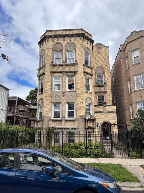 6151 N Mozart St, Chicago, IL, 60659-2596 | Card Image