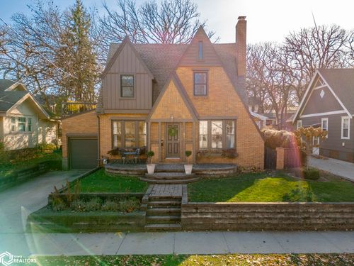 837 2nd St Nw, Mason City, IA, 50401-2817 | Card Image