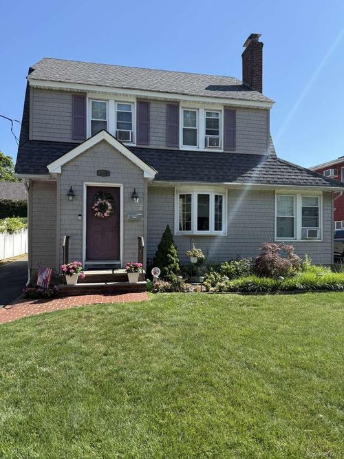145 Raymond St, Rockville Centre, NY, 11570-2540 | Card Image