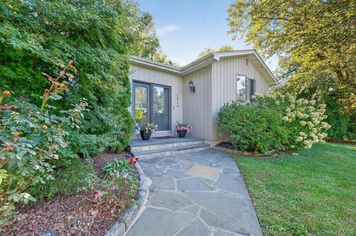 2834 Hedge St, Yorktown Heights, NY, 10598-3039 | Card Image