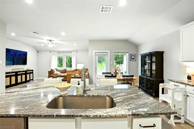 621 Little Spring Ct, House other with 4 bedrooms, 2 bathrooms and 2 parking in Anahuac TX | Image 7