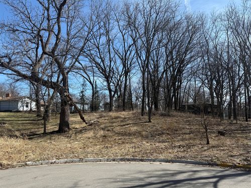 802 Phoenix Cir, Ames, IA, 50014-3924 | Card Image