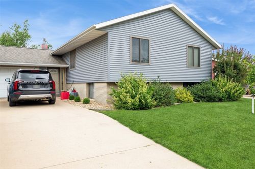 56 Julia Ann Dr Nw, Cedar Rapids, IA, 52405-4549 | Card Image