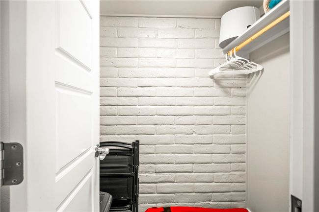 Large Closet | Image 26