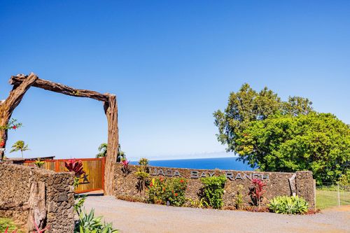 b-300 Mehana Rd, Haiku, HI, 96708-6920 | Card Image