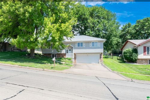 3020 S Cypress St, Sioux City, IA, 51106-4213 | Card Image