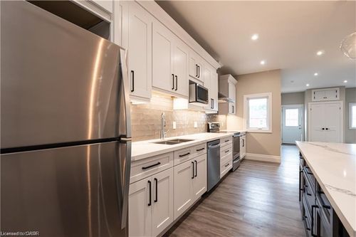 2-145 Wellington St N, Hamilton, ON, L8R1N4 | Card Image
