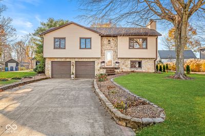 Welcome home to your lake cottage on Nantucket Drive! | Image 1