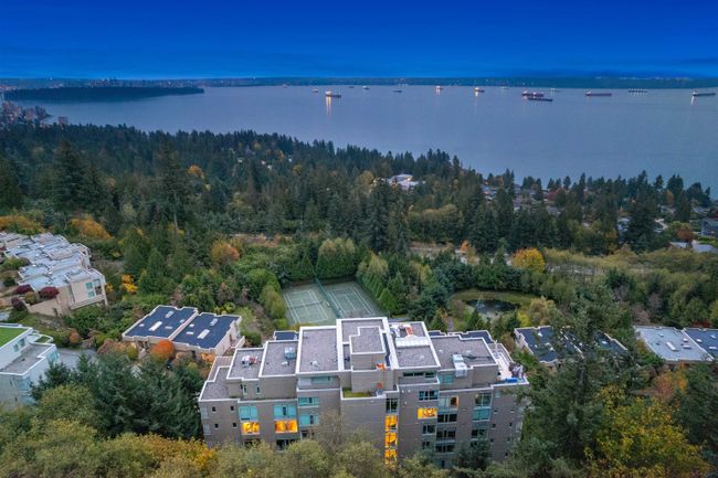 302 - 3131 Deer Ridge Drive, Condo with 2 bedrooms, 2 bathrooms and 2 parking in West Vancouver BC | Image 2