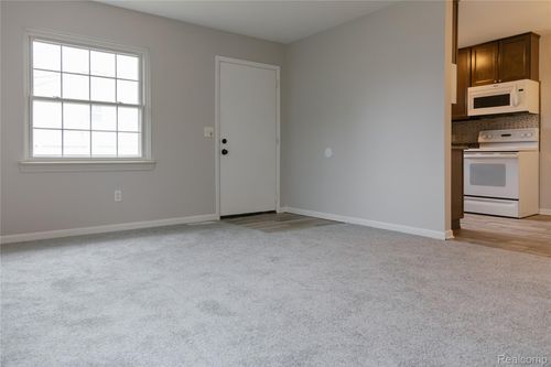 207 Neptune Dr, Walled Lake, MI, 48390-3662 | Card Image