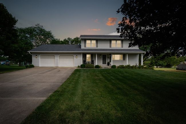 307 Blue Jay Dr, House other with 4 bedrooms, 4 bathrooms and 2 parking in Le Roy IL | Image 52