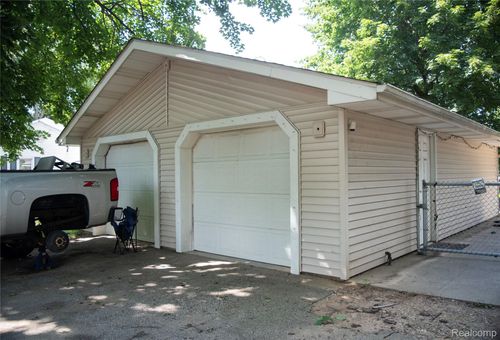 320 Barker Rd, Whitmore Lake, MI, 48189-9260 | Card Image