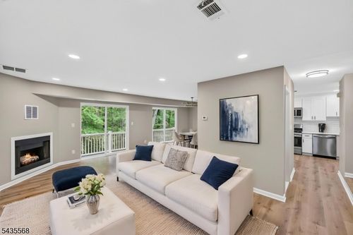 32 Woods Edge Dr, Succasunna, NJ, 07876-1281 | Card Image