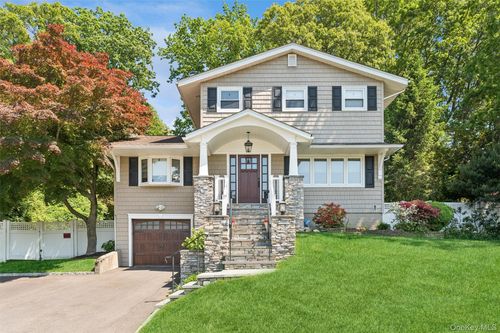 23 Ravenwood Dr, Kings Park, NY, 11754-2939 | Card Image