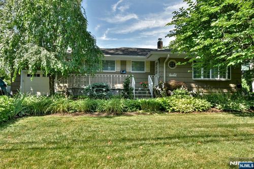 484 Hoover Ave, Twp Washingtn, NJ, 07676-4605 | Card Image