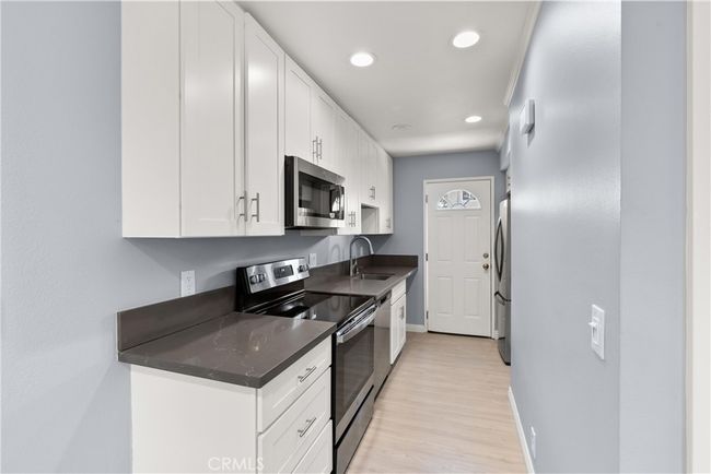 19860 Claremont Ln, Condo with 1 bedrooms, 1 bathrooms and 2 parking in Huntington Beach CA | Image 6