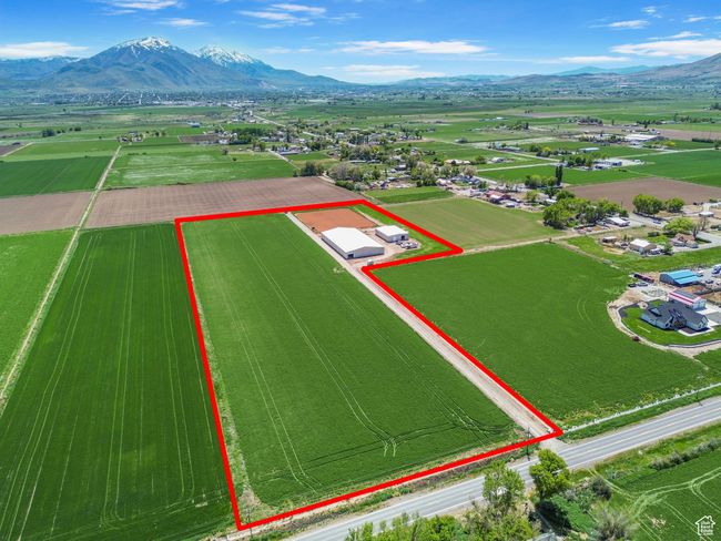 Aerial view of sparsely populated area with property parcel outlined and a mountain backdrop | Image 34