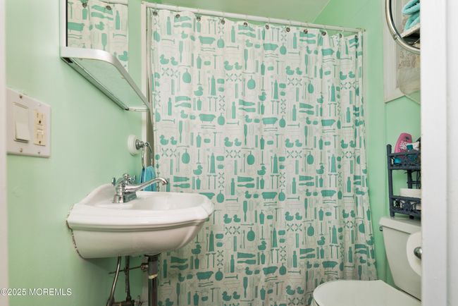 Main Floor Full Bath | Image 17