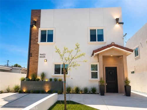16623 Lake Ave, Paramount, CA, 90723-5018 | Card Image