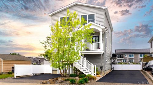 19 Pershing Ave, Babylon, NY, 11702-4110 | Card Image