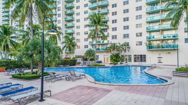 7 - 19390 Collins Ave, Condo with 2 bedrooms, 2 bathrooms and null parking in Sunny Isles Beach FL | Image 24