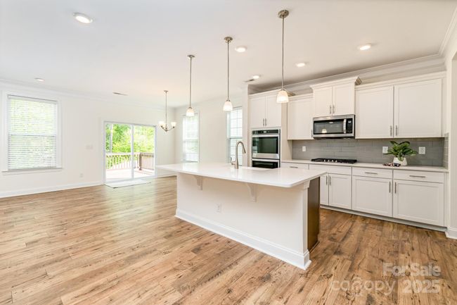 Large kitchen island | Image 33