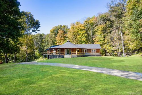 568 Oak Summit Rd, Millbrook, NY, 12545-6125 | Card Image