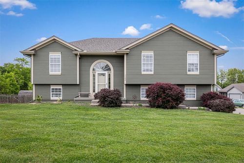 1102 E 18th St, Kearney, MO, 64060-7617 | Card Image