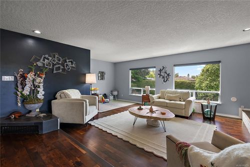 1529 Mt. Douglas Cross Rd, Saanich, BC, V8N1Z9 | Card Image
