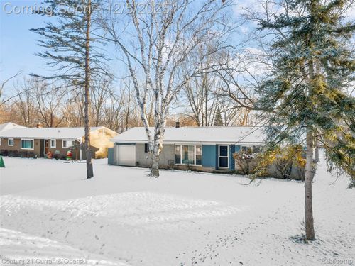 18070 Floral St, Livonia, MI, 48152-3716 | Card Image