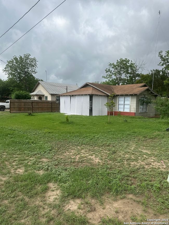 619 Pecan St, House other with 3 bedrooms, 1 bathrooms and null parking in Sabinal TX | Image 16