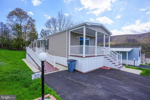 32 Hillside Pl, Kunkletown, PA, 18058-3255 | Card Image
