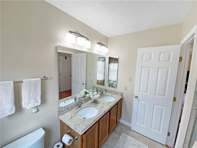 The master bath has a double bowl vanity with a quartz countertop. | Image 16