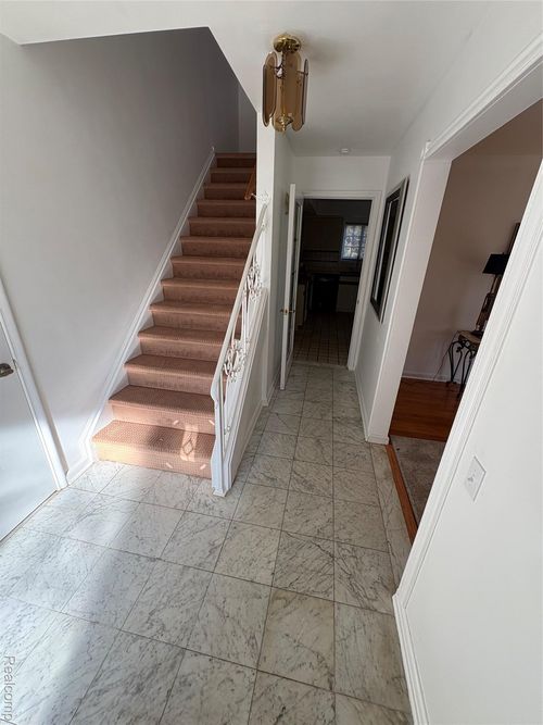 646 Peachtree Ln, Grosse Pointe Woods, MI, 48236-2719 | Card Image