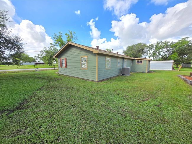 610 E Division St, House other with 3 bedrooms, 2 bathrooms and 3 parking in Edna TX | Image 7