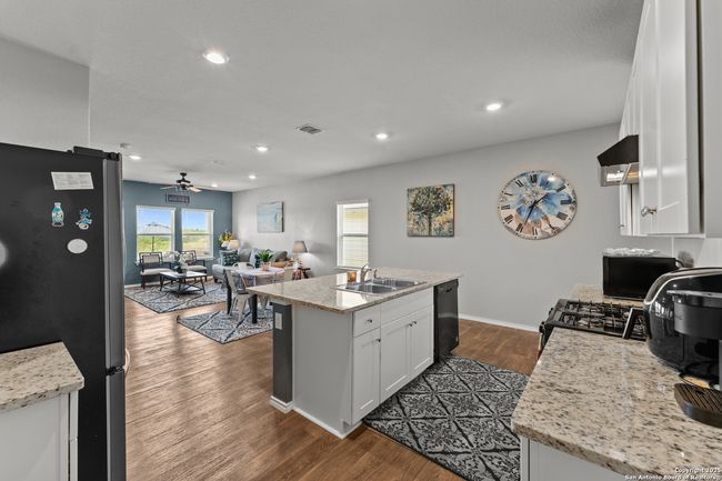 449 Middle Green Loop, House other with 3 bedrooms, 3 bathrooms and null parking in Floresville TX | Image 6