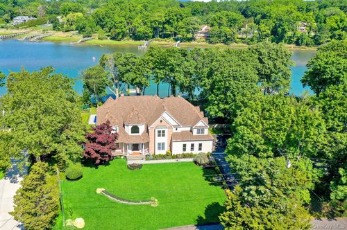 18 Cedar Ln, Setauket, NY, 11733-3102 | Card Image