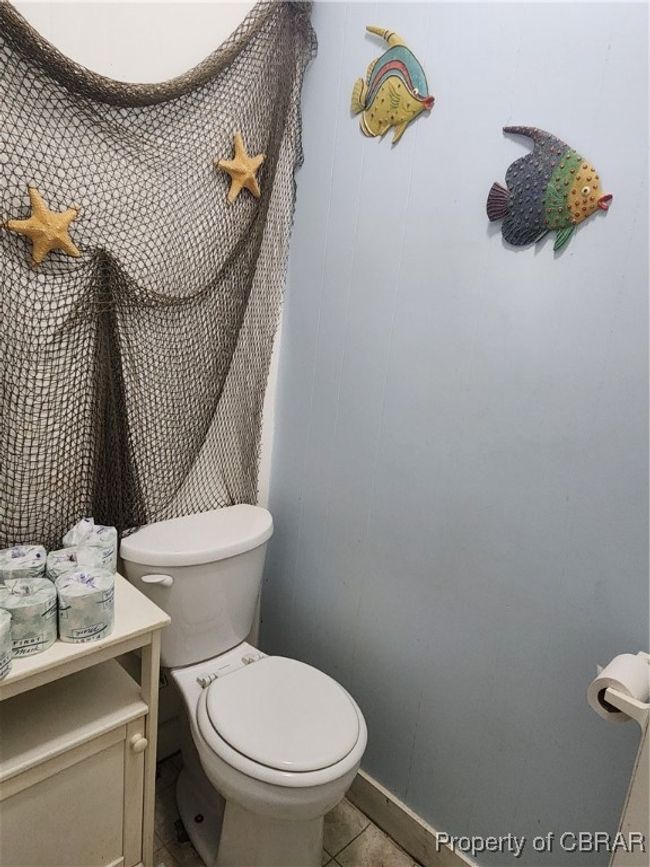 Main level half bath | Image 16