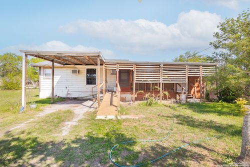 418 N Cedar St, Pearsall, TX, 78061-3810 | Card Image