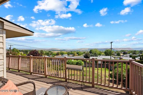 5602 Hilltop Dr, Yakima, WA, 98901-1631 | Card Image