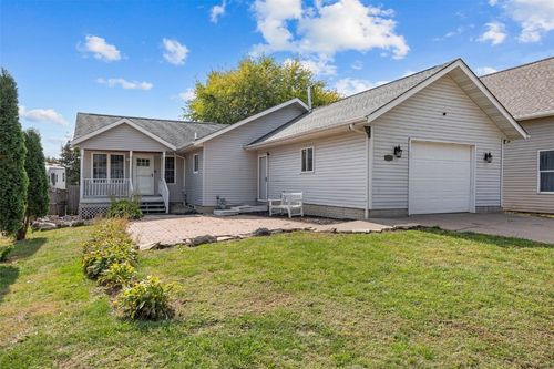 212 E 4th St, Wilton, IA, 52778-7748 | Card Image