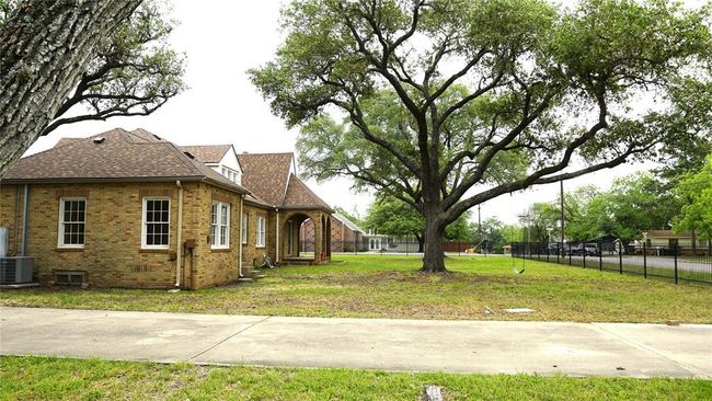 266 Monroe St, House other with 3 bedrooms, 3 bathrooms and 3 parking in Giddings TX | Image 27