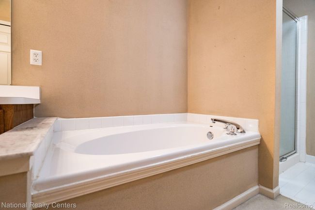 1752 Thistle Dr, Condo with 2 bedrooms, 3 bathrooms and null parking in Canton MI | Image 18